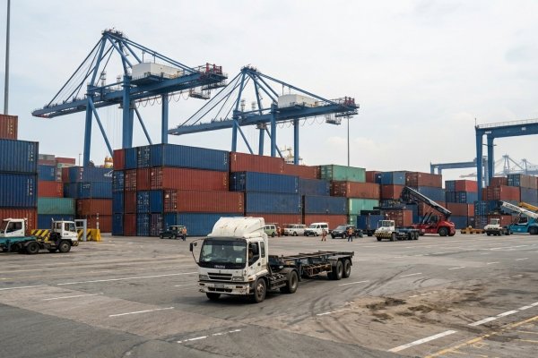 The Ticking Clock: Why Demurrage and Detention Bleed Importers Dry (And How to Stop It)